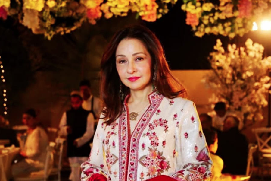 তার পরেই হিন্দি ফিল্মজগতে অভিনয়ের সুযোগ পান জ়েবা। হিন্দি ছবিতে প্রথম নায়ক হিসাবে ঋষি কপূরের সঙ্গে কাজ করেছিলেন তিনি। 