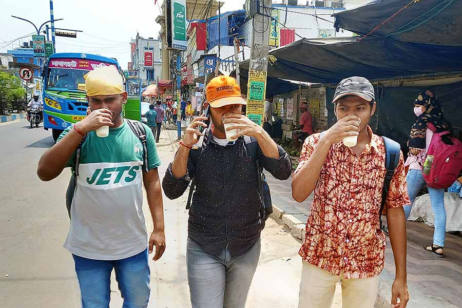 people of Bardhaman and Katwa drinking lassi to keep themselves cool