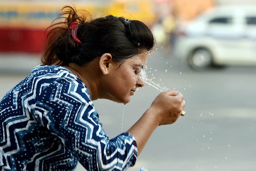 বৈশাখের আগেই ৪০ ডিগ্রি ছাড়িয়েছে পারদ। অথচ গ্রীষ্মের এই সবে শুরু।