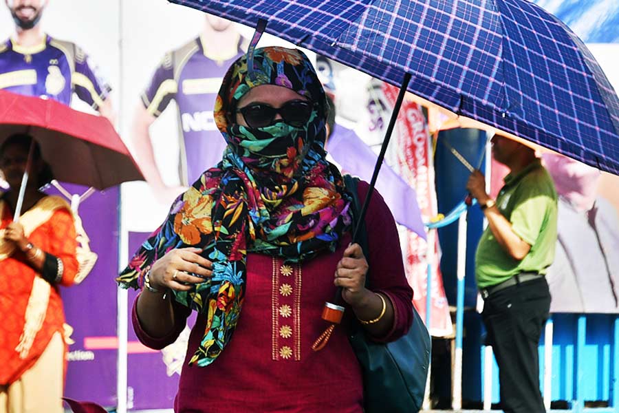 আপাতত সামনে গরমের মাস দু’টি। তবে সে হল খাতায়কলমে। দীর্ঘায়িত গ্রীষ্ম চলবে তার পরেও। যত দিন না শীত আসছে তত দিন।