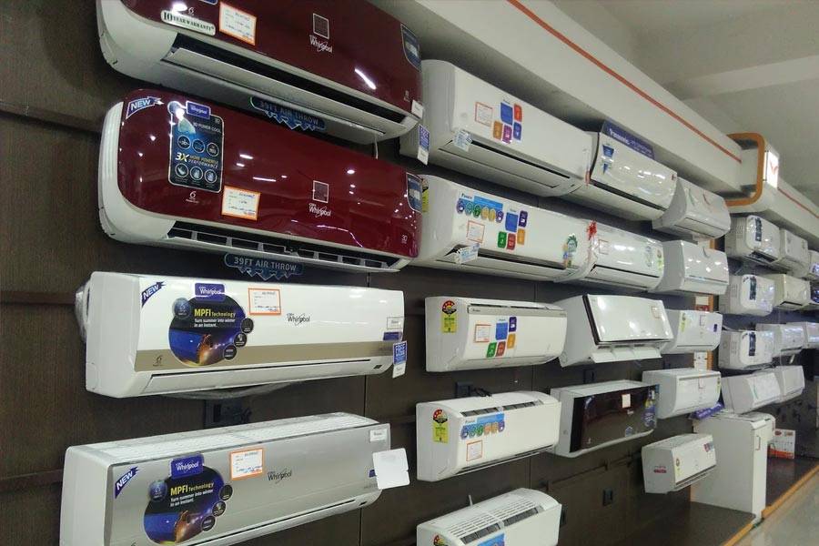 স্বাভাবিক নিয়মেই এ সময়ে এসি কেনার তাগিদ বাড়ে। গরমের কথা মাখায় রেখে বিভিন্ন সংস্থা এসি কেনার জন্য নানারকম ছাড় দিতে শুরু করে এই সময়ে। কিন্তু এসি কিনে স্বস্তি পেতে গিয়ে মাসের খরচ একধাক্কায় বাড়িয়ে ফেলাও তো কাজের কথা নয়।