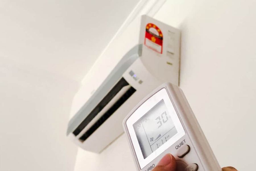 প্রথমেই ঠিক করতে হবে কী ধরনের এসি কিনবেন—জানলায় লাগানোর উইন্ডো এসি? নাকি স্প্লিট  এসি।