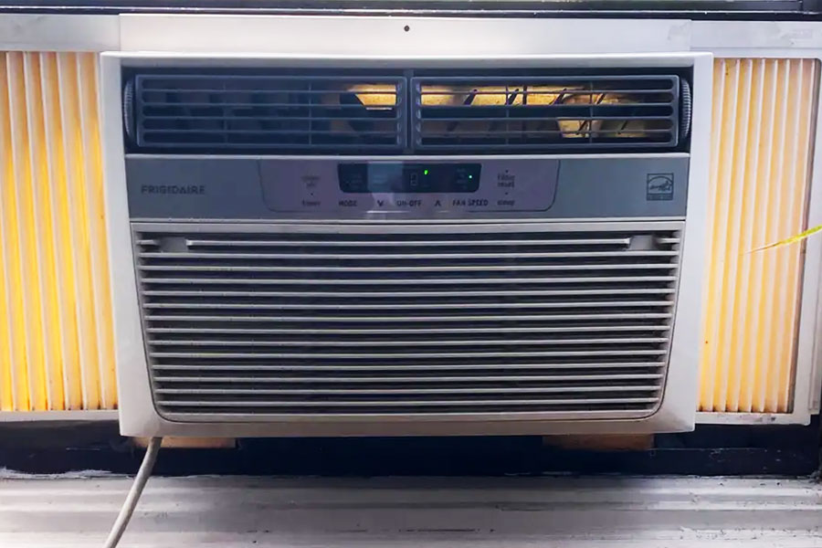 সাধারণত জানলায় লাগানো এসির রক্ষণাবেক্ষণ কম। দামও কম। অন্য দিকে স্প্লিট  এসির দাম বেশি হলেও সুবিধা অনেক বেশি।