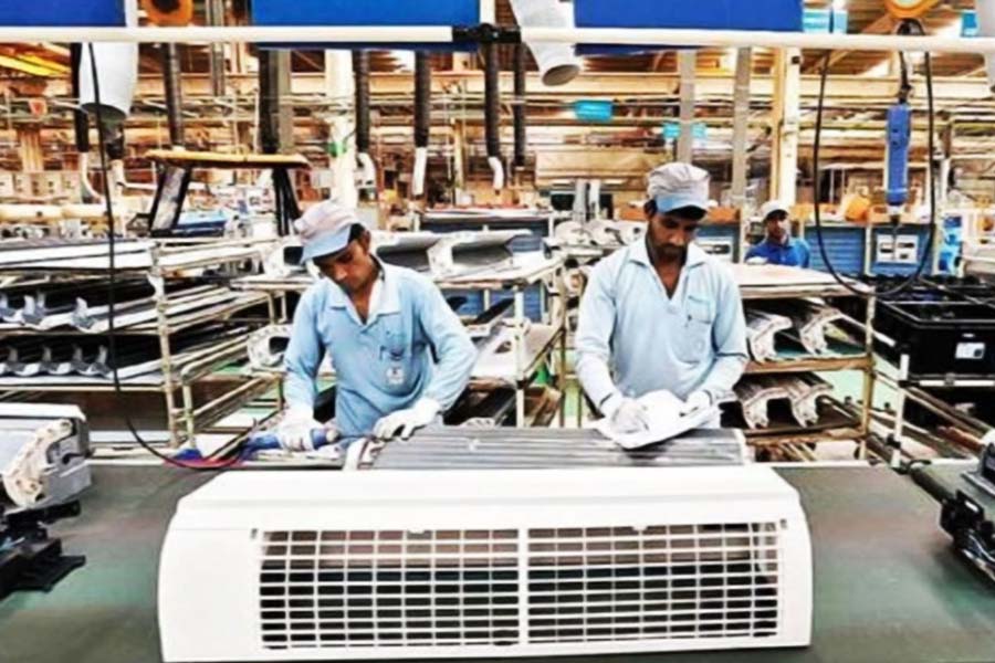 এসিতে সাধারণত দু’রকম কয়েল ব্যবহার করা হয়। তামার কয়েল, না হলে অ্যালুমিনিয়াম কয়েল। কেনার সময় তামার কয়েল রয়েছে এমন এসিই কেনার পরামর্শ দিচ্ছেন বিশেষজ্ঞরা। তাঁদের কথায়, তামার কয়েলে ঠান্ডা করার প্রক্রিয়া হয় দ্রুত। তা ছাড়া এই কয়েলের রক্ষণাবেক্ষণেরও বিশেষ প্রয়োজন হয় না।