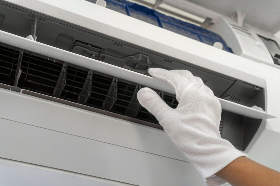 কত বড় ঘরে এসি লাগানো হচ্ছে, তার ওপরও নির্ভর করে কী ধরনের এসি কিনবেন। ১৪০ থেকে ১৫০ বর্গফুটের ঘরে এক টন ওজনের এসি যথেষ্ট। তবে তার চেয়ে বড় ঘরে এসির সংখ্যা অথবা ওজন বৃদ্ধি করতে হবে।