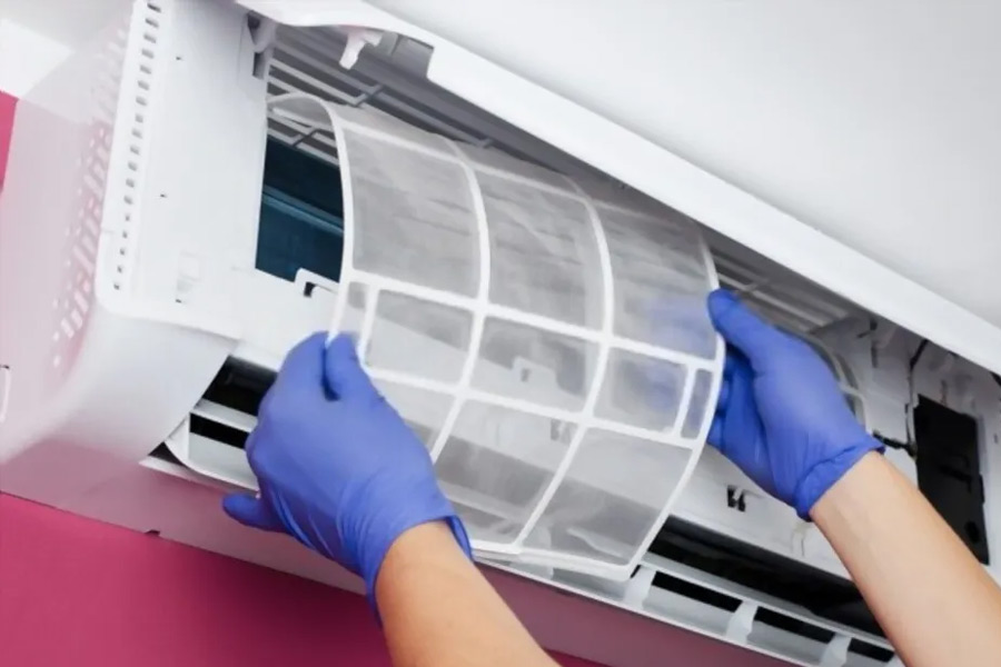 কিছু কিছু এসিতে বিশেষ ফিল্টার দেওয়া থাকে। গন্ধরোধক, ব্যাক্টেরিয়ারোধক এমন অনেক ফিল্টারই রয়েছে, যার দৌলতে দাম বেড়ে যায় এসির। প্রয়োজন না থাকলে এমন ফিল্টার ছাড়াই কিনতে পারেন এসি।