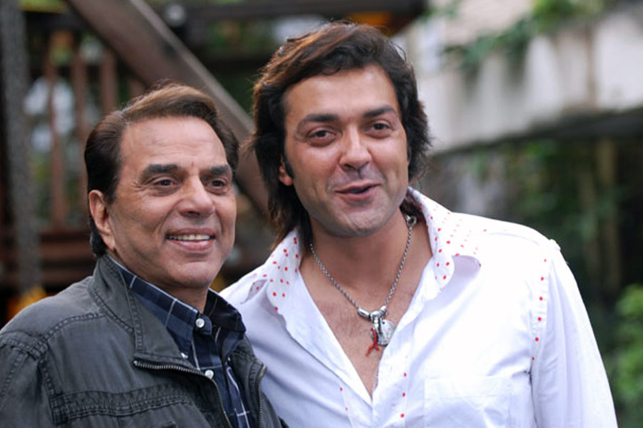 বলিপাড়ায় সাতাশ বছর কাটিয়ে ফেলেছেন ধর্মেন্দ্রের কনিষ্ঠ পুত্র ববি দেওল। দশ বছর বয়সে শিশু অভিনেতা হিসাবে কাজ করলেও বলিপাড়ায় তিনি অভিনয় শুরু করেন ‘বরসাত’ ছবির মাধ্যমে।