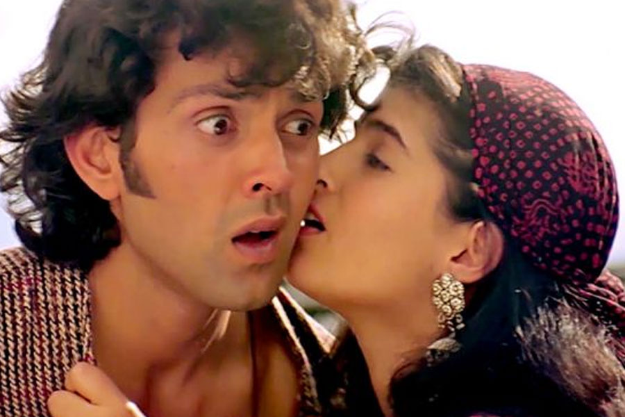 ১৯৯৫ সালে রাজকুমার সন্তোষীর পরিচালনায় ‘বরসাত’ ছবিটি মুক্তি পায়। মুখ্য চরিত্রে অভিনয়ের জন্য ববি এবং টুইঙ্কল খন্নাকে বেছে নেন পরিচালক। 