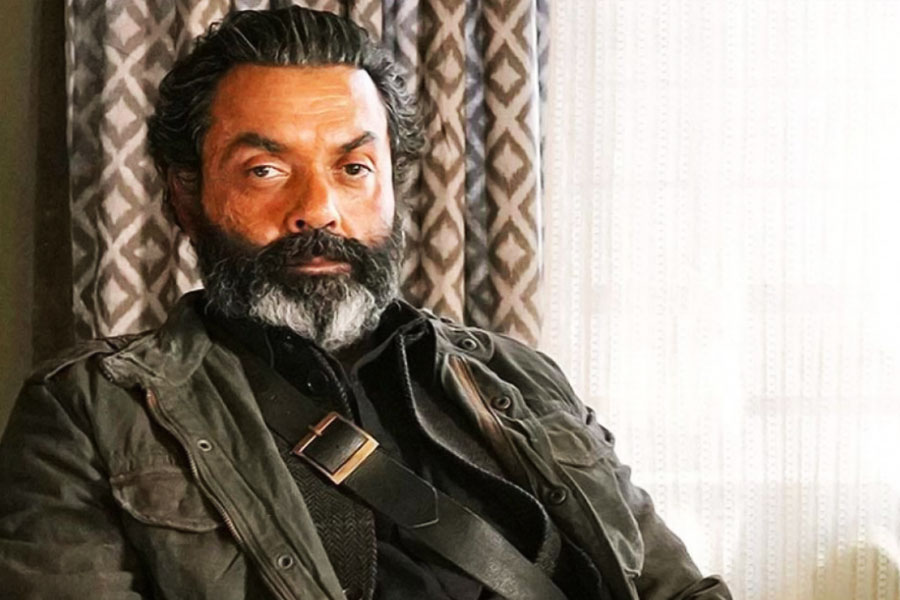 বলিপাড়ার একাংশের দাবি, যে নামের ছবিতে অভিনয় করে ববি তাঁর কেরিয়ার তৈরি করেন, সেই একই নামের ছবি তাঁর সাফল্য ছিনিয়ে নেয়।