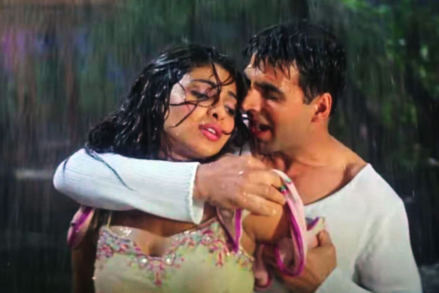 এমনকি প্রিয়ঙ্কার সঙ্গে একটি গানের শুটিংও সেরে ফেলেন অক্ষয়। শুটিং শুরু হওয়ার কিছু দিন পর অক্ষয় জানান, তিনি অন্য ছবির কাজে এতটাই ব্যস্ত হয়ে পড়েছেন যে, ‘বরসাত’-এর শুটিংয়ের জন্য সময় বার করতে পারবেন না।