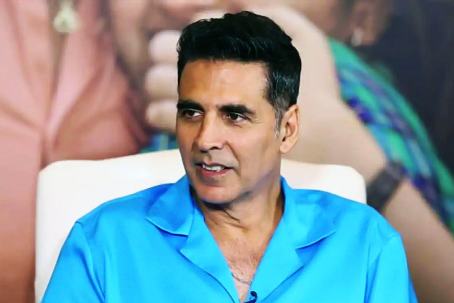 শুটিং শুরু হওয়ার পর মাঝপথে কাজ ছেড়ে বেরিয়ে যান অক্ষয়। অভিনেতার এই আচরণে অবাক হয়ে যান সুনীল। পরে খোঁজ নিয়ে জানতে পারেন, অক্ষয়ের কাজ ছাড়ার নেপথ্যে কারণ ভিন্ন।