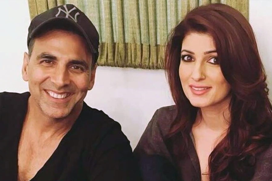 কাজের চাপের জন্য নয়, বরং স্ত্রীর কারণে ‘বরসাত’ ছবি থেকে নিজেকে সরিয়ে নেন অক্ষয়। সুনীলের দাবি, টুইঙ্কল কিছুতেই চাননি যে প্রিয়ঙ্কার সঙ্গে কোনও ছবিতে অভিনয় করুন অক্ষয়।