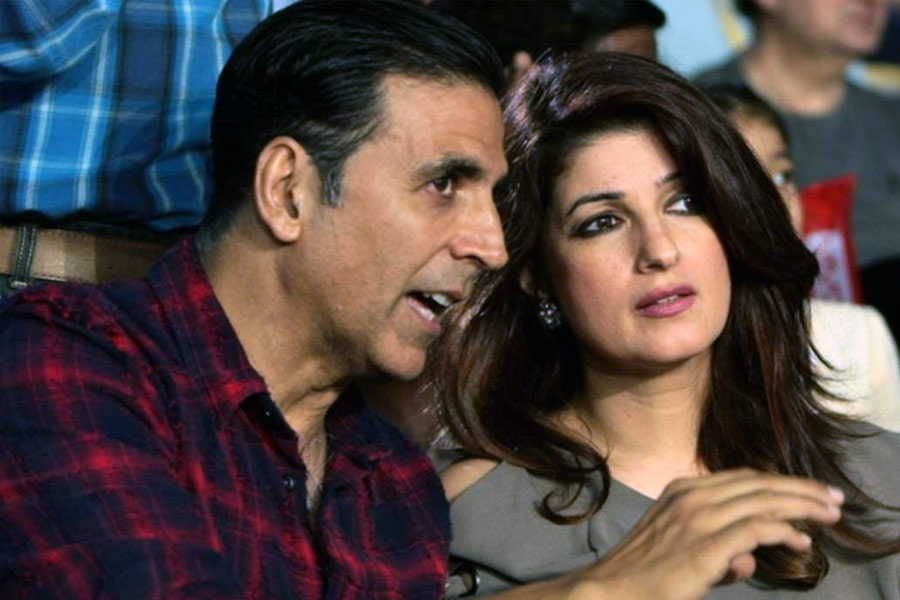 ‘বরসাত’ ছবি নিয়েই অক্ষয় এবং টুইঙ্কলের মধ্যে অশান্তি হয় বলে বলিপাড়ায় কানাঘুষো শোনা যায়। এর আগে অক্ষয়ের সঙ্গে ‘জানওয়ার’, ‘এক রিস্তা’, ‘অন্দাজ় অ্যান্ড দোস্তি: ফ্রেন্ডস ফরএভার’-এর মতো ছবিতে কাজ করেছিলেন সুনীল। কিন্তু অক্ষয়ের এমন আচরণের সাক্ষী হননি।