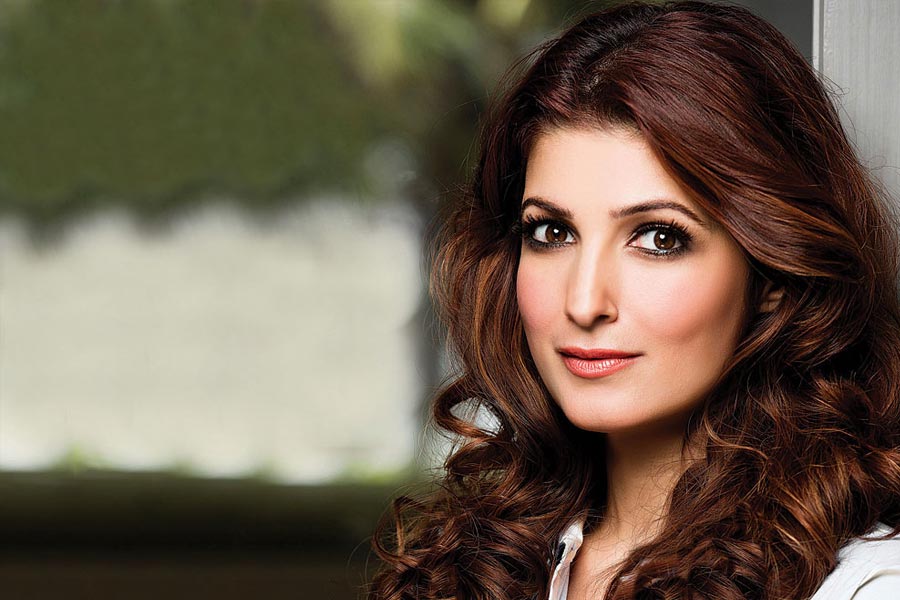 টুইঙ্কলের কথায় এ ভাবে কাজ থেকে পিছিয়ে গিয়েছিলেন বলে ক্ষুব্ধ হন সুনীল। পরিচালকের দাবি, প্রিয়ঙ্কার সঙ্গে কোনও রকম সমস্যা ছিল টুইঙ্কলের। সেই কারণেই অক্ষয়কে অভিনয় করতে  বাধা দিয়েছিলেন তিনি।