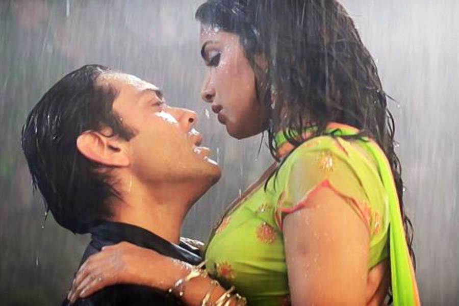 অক্ষয় কাজ ছেড়ে চলে যাওয়ার পর ববিকে অভিনয়ের প্রস্তাব দেন সুনীল এবং ‘বরসাত’ ছবির মাধ্যমেই কেরিয়ারে পতন হয় ববির।