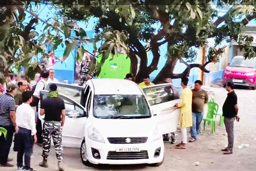 গ্রেফতারের পরে গাড়িতে তোলা হচ্ছে বিধায়ক জীবনকৃষ্ণ সাহাকে। নিজস্ব চিত্র