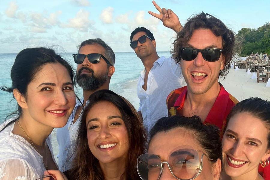 মলদ্বীপ সফরের ছবিতে ক্যাটরিনার ভাই সেবাস্তিয়ানের সঙ্গে দেখা গিয়েছিল ইলিয়ানাকে।