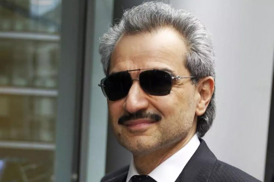 ধনকুবের আল ওয়ালিদ কর্পোরেট দুনিয়ায় পশ্চিম এশিয়ার মুখ। টুইটার, সিটি গ্রুপের মতো বহু সংস্থার অংশীদারি রয়েছে তাঁদের। নিট সম্পদ ১,৭০০ কোটি ডলার। আমেরিকার ধনকুবের লগ্নিকারী ব্যবসায়ী বার্কশায়ার হ্যাথাওয়ের কর্ণধার ওয়ারেন বাফের সঙ্গে তাঁর তুলনা টানেন অনেকে।   