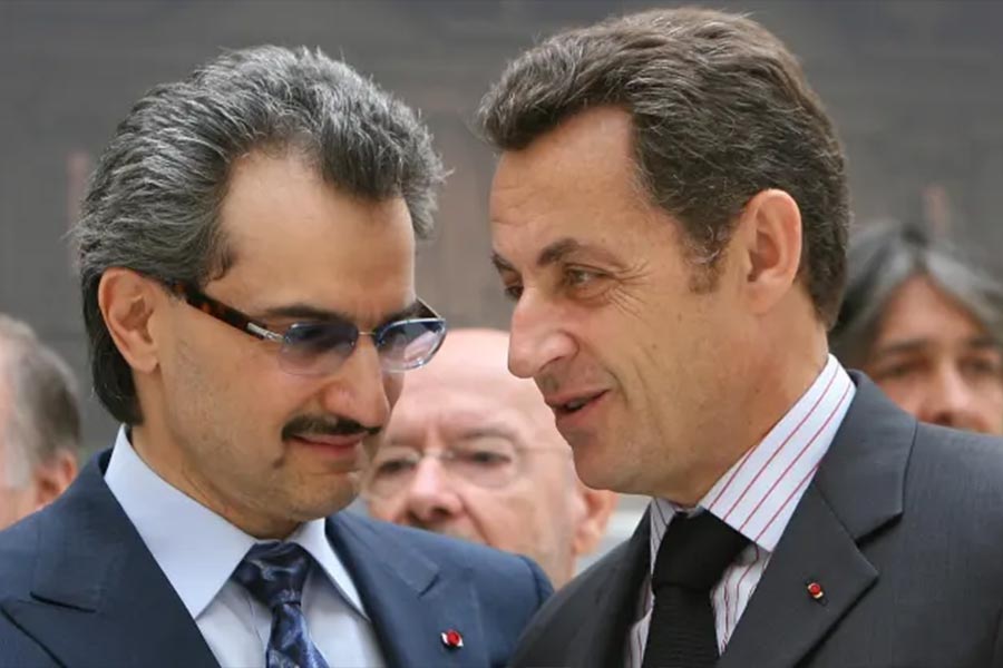 ধনকুবের আল ওয়ালিদের অজস্র নামীদামি সম্পত্তির মধ্যে একটি নিদর্শন ‘সুপার ইয়ট’। ৪০ কোটি ডলার মূল্যের ‘সুপার ইয়ট’টি রয়েছে মহম্মদ বিন সলমনের জিম্মায়। এই প্রমোদতরীটি তৈরি হয়েছে ইটালিতে। প্রিন্স আব্দুল আজিজ ৪৮৪ বর্গফুট মাপের দ্বিতীয় ইয়টের মালিক।