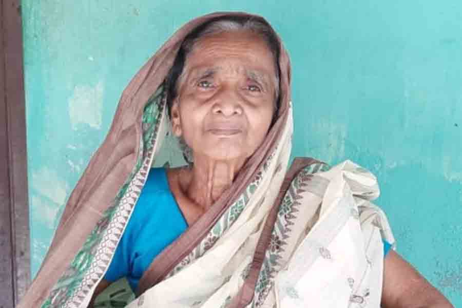 An old woman from Bardhaman allegedly mentioned as male in her aadhaar card