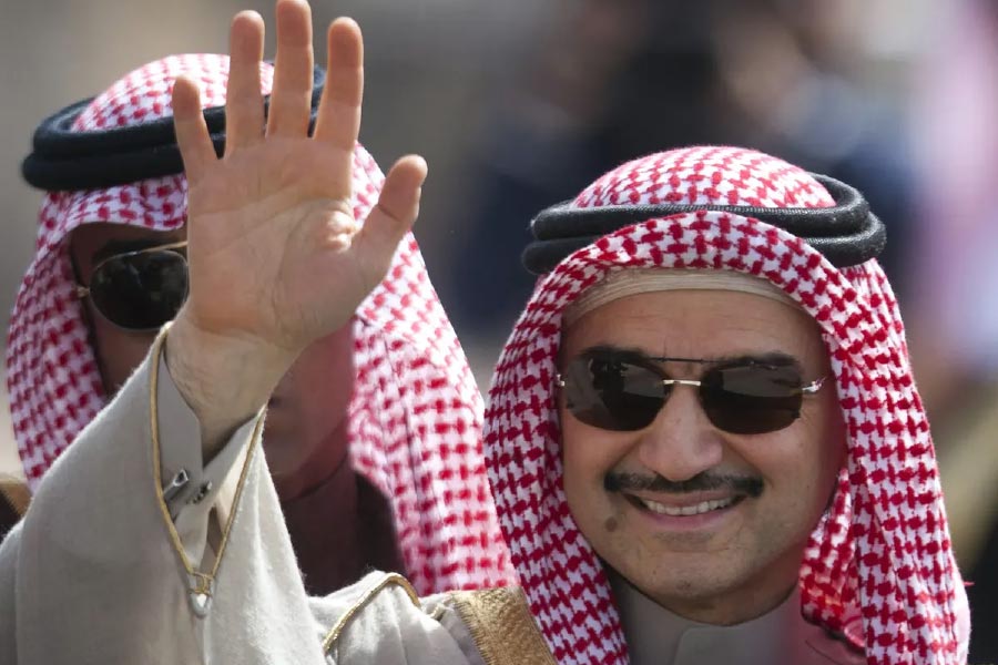 আরবের বাদশাহি পরিবারের একটি বড় বিমানও রয়েছে। এটি বিশ্বের অন্যতম বড় এয়ারক্র্যাফট। বিমানের ভিতরটি এমন ভাবে সাজানো, দেখে মনে হয় যেন গোটা প্রাসাদই উড়ে চলেছে আকাশে।