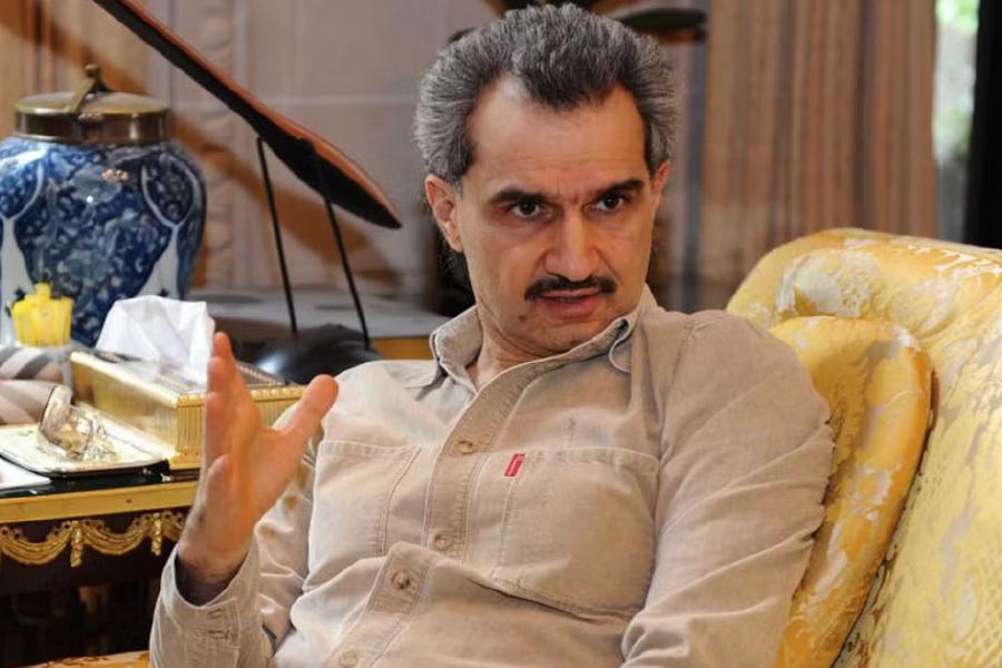 এ হেন পরিবারের সদস্য আল ওয়ালিদও এক সময় আর্থিক ক্ষতির মুখে পড়ে বাবার কাছ থেকে ঋণ নিয়ে ব্যবসায় অর্থ ঢালেন। নব্বইয়ের দশকে আল ওয়ালিদ ঘোষণা করেন, তিনি যা বিনিয়োগ করেছেন সেখান থেকে যথেষ্ট উপার্জন করতে পারেননি। তাই ব্যক্তিগত তহবিল থেকে অর্থ খরচ করেন।