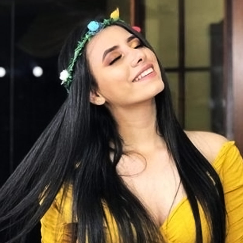 কুইভেডোর একটি বিশ্ববিদ্যালয়ের ছাত্রী ছিলেন ডেনিস। কৃষিবিদ্যা নিয়ে পড়াশোনা করতেন তিনি। পরিবার সূত্রে খবর, যাত্রা শুরু করার দিন কাসা ব্লাঙ্কা হোটেলে একটি অনুষ্ঠানে উপস্থিত ছিলেন ডেনিস।