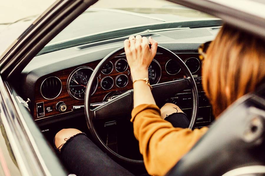 তরুণীদের পরিবারের সদস্যরা জানান যে, রাতে গাড়িতে ওঠার পর তিন জনেই নিজেদের সমাজমাধ্যমে স্ট্যাটাস দিয়েছিলেন। গাড়িতে একসঙ্গে গান গাইতে গাইতে যাচ্ছিলেন তাঁরা, সেই ভিডিয়োও পোস্ট করেছিলেন তাঁরা।