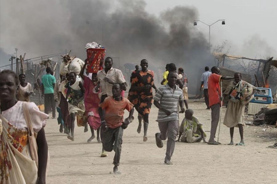 সুদানের গৃহযুদ্ধে লাফ দিয়ে বৃদ্ধি পাচ্ছে মৃতের সংখ্যা। তবে সেই মৃত্যু তুরস্ক বা সিরিয়ার মতো কোনও প্রাকৃতিক বিপর্যয়ের কারণে নয়। দেশের সেনা এবং আধাসেনার গৃহযুদ্ধের কারণেই সঙ্কট নেমে এসেছে সে দেশের জনগণের জীবনে।