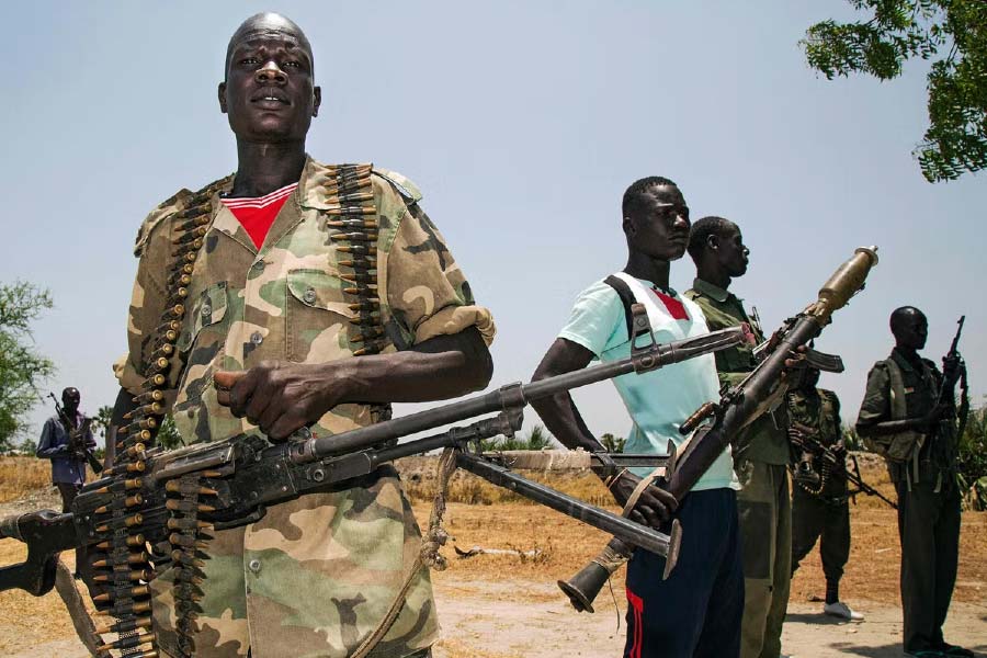 সুদানের গৃহযুদ্ধে লাফ দিয়ে বৃদ্ধি পাচ্ছে মৃতের সংখ্যা। তবে সেই মৃত্যু তুরস্ক বা সিরিয়ার মতো কোনও প্রাকৃতিক বিপর্যয়ের কারণে নয়। দেশের সেনা এবং আধাসেনার গৃহযুদ্ধের কারণেই সঙ্কট নেমে এসেছে সে দেশের জনগণের জীবনে।