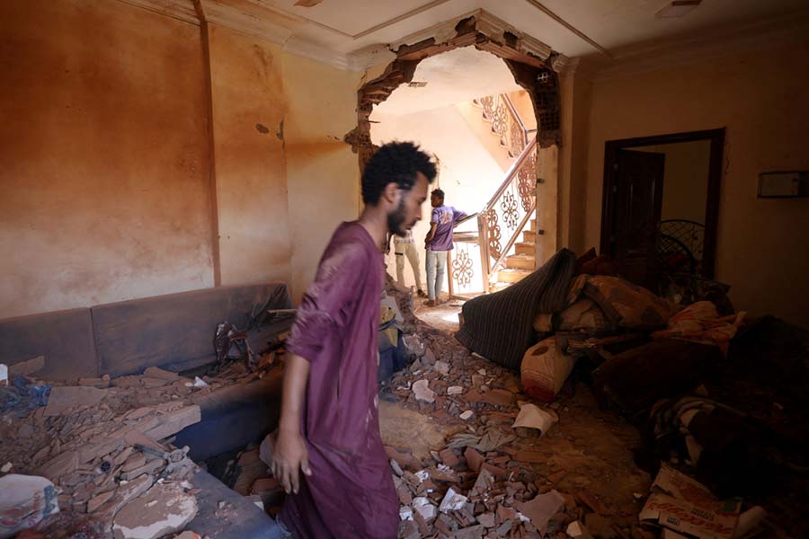 খারতুমের বাসিন্দাদের দাবি, দেশের বাতাসে এখন শুধুই বারুদের গন্ধ। কান পাতলেই শোনা যাচ্ছে গোলাগুলির আওয়াজ আর বিস্ফোরণের শব্দ। দাউ দাউ করে জ্বলছে বাড়ি, দোকান। আতঙ্কে বাড়ির বাইরে পা রাখতে পারছেন না সাধারণ মানুষ।