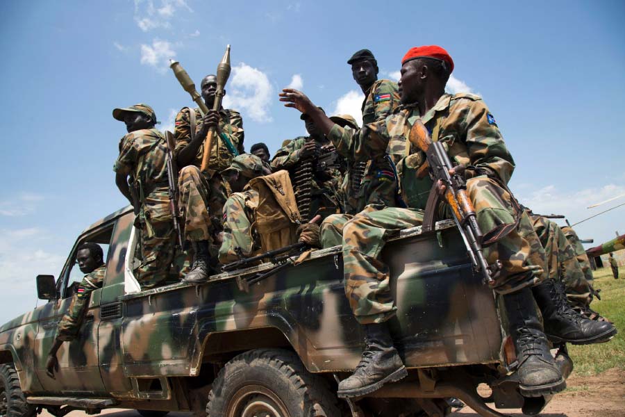 খারতুমের বাসিন্দাদের দাবি, দেশের বাতাসে এখন শুধুই বারুদের গন্ধ। কান পাতলেই শোনা যাচ্ছে গোলাগুলির আওয়াজ আর বিস্ফোরণের শব্দ। দাউ দাউ করে জ্বলছে বাড়ি, দোকান। আতঙ্কে বাড়ির বাইরে পা রাখতে পারছেন না সাধারণ মানুষ।