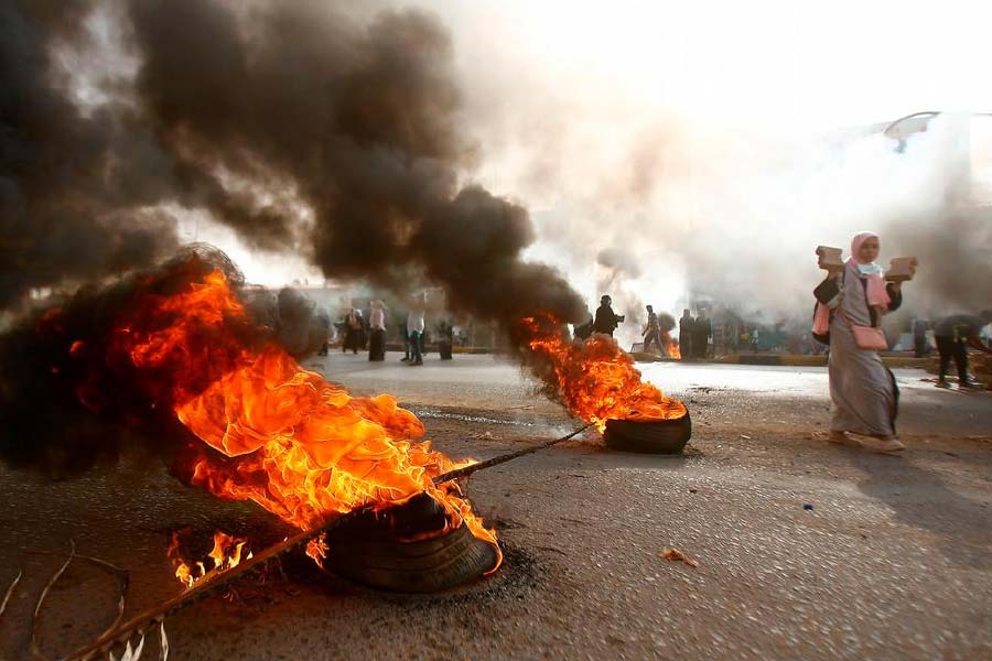 সুদানের সেনাবাহিনী সে দেশের বর্তমান শাসক বা ‘ডি-ফ্যাক্টো রুলার’ জেনারেল আবদেল ফাত্তাহ আল-বুরহানের প্রতি অনুগত। অন্য দিকে, আধা সামরিক বাহিনী র‌্যাপিড সাপোর্ট ফোর্সেস (আরএসএফ)-এর সদস্যরা প্রাক্তন সেনাপ্রধান জেনারেল মহম্মদ হামদান দাগালোকে অনুসরণ করেন। যিনি হেমেদতি নামেও পরিচিত।