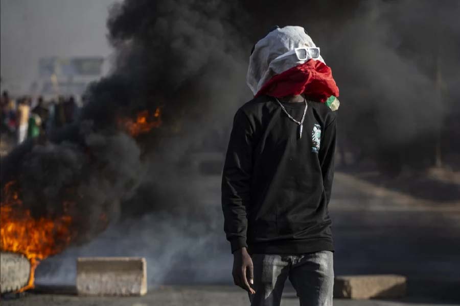 ক্ষমতার লড়াইয়ের অন্যতম শিকড় লুকিয়ে রয়েছে ২০১৯ সালে। ২০১৯ সালের এপ্রিলে সুদানে সেনা অভ্যুত্থানে গদিচ্যুত হয়েছিলেন তৎকালীন প্রেসিডেন্ট তথা স্বৈরাচারী শাসক হিসাবে পরিচিত ওমর আল বশির।