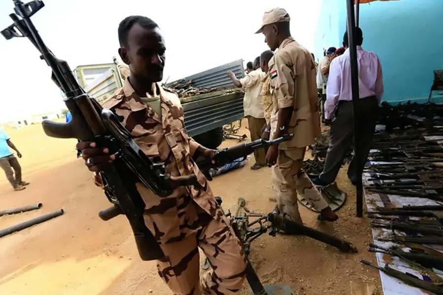 প্রায় দু’দশক আগে রাজনৈতিক ও অর্থনৈতিক প্রান্তিকতার কারণে দারফুরে একটি বিদ্রোহ দমন করার জন্য আরএসএফ তৈরি করেন বশির। লক্ষ্য ছিল, সেনাবাহিনীর সমান্তরাল আর একটি বাহিনী তৈরি করা, যা কড়া হাতে সরকারের বিরুদ্ধে হওয়া বিদ্রোহীদের দমন করবে। আগে ‘জানজাওয়েদ’ নামেও পরিচিত ছিল বশিরের তৈরি এই বাহিনী।