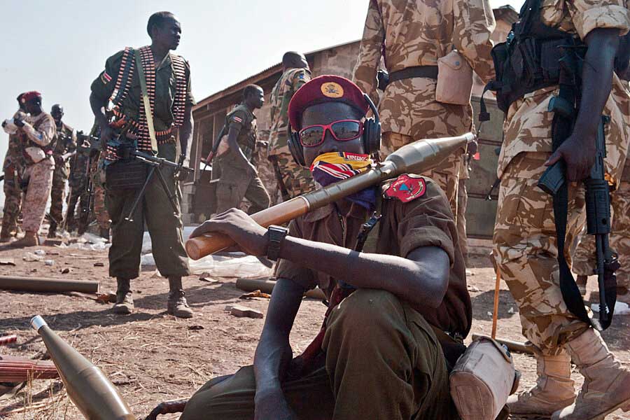 ২০১৯ সালে হেমেদতির নেতৃত্বে সেই আরএসএফ-ই বুরহানের নেতৃত্বাধীন সেনাবাহিনীকে সাহায্য করে বশিরকে ক্ষমতাচ্যুত করতে। বশির পদচ্যূত হওয়ার পর খারতুমের সামরিক সদর দফতরের সামনে অনুষ্ঠিত একটি শান্তিপূর্ণ অবস্থানকে ছত্রভঙ্গ করে দেয় আরএসএফ। তবে সেই অবস্থানকে ছত্রভঙ্গ করতে শতাধিক মানুষকে খুন করার এবং অনেক মহিলাকে ধর্ষণের অভিযোগ ওঠে।