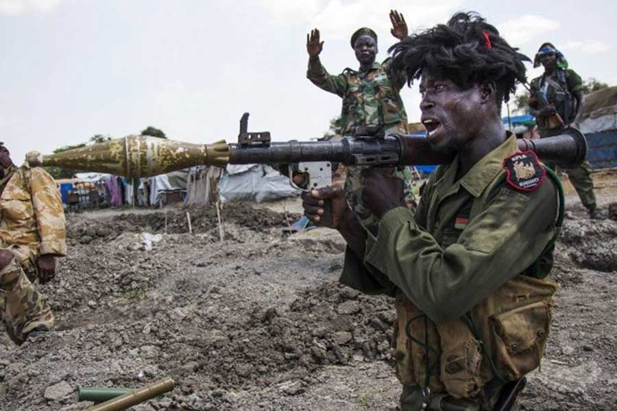 কিন্তু ২০২১-এর অক্টোবরে প্রধানমন্ত্রী আবদুল্লা হামদকের নেতৃত্বাধীন সেই অন্তর্বর্তিকালীন সরকারকেও উৎখাত করে সেনা। ক্ষমতা চলে যায় সেনার হাতে। আর তা নিয়েই আবার দূরত্ব বাড়ে সেনা এবং আধাসেনার। সংঘাত শুরু হয় হেমদতি এবং বুরহানের সহযোগীদের মধ্যে।