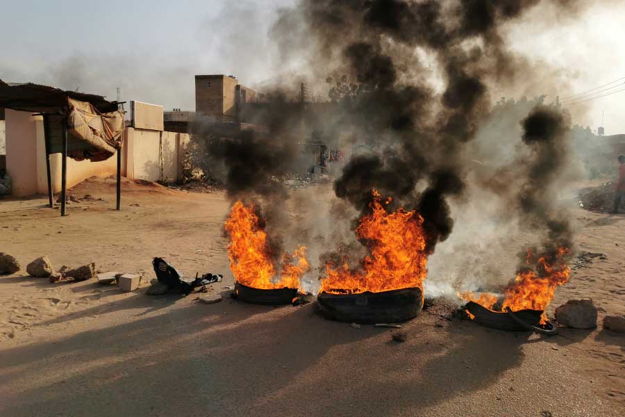 অবৈধ খনি থেকে সোনা রফতানি করে হেমেদতির সম্পদের পরিমাণ বিপুল। আর সেই টাকার জোরেই আরএসএফকে আরও শক্তিশালী করেন তিনি। বিভিন্ন জায়গায় আধা সামরিক বাহিনীর জওয়ানদের অত্যাচারের অভিযোগও উঠে আসতে থাকে।