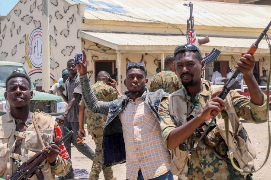 এর পর থেকেই দেশে দুই বাহিনীর মধ্যে সংঘর্ষ ছড়িয়ে পড়ার আশঙ্কা করছিলেন কূটনীতিকরা। হলও তাই। পাশাপাশি সূত্রের খবর, আরএসএফের বড় অংশের আনুগত্য রয়েছে পূর্বতন সরকারের প্রতি। আর সেই কারণেও এই সংঘাত।