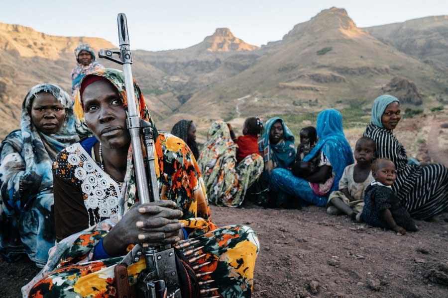 সব মিলিয়ে জ্বলছে সুদান। প্রাণ হারাচ্ছেন সাধারণ মানুষ। কবে এই অশান্তি শেষ হবে, তা কেউই বলতে পারছেন না।