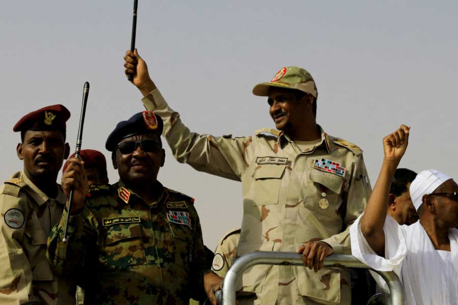 সুদানে শুরু হওয়া সংঘাতের কারণে লোহিত সাগর, সাহেল অঞ্চল এবং আফ্রিকার হর্নের সীমান্তবর্তী এলাকায় অস্থিরতা তৈরি হয়েছে। সুদানের প্রতিবেশী ইথিওপিয়া, চাদ এবং দক্ষিণ সুদানও এই সংঘাতের কারণে প্রভাবিত হচ্ছে।