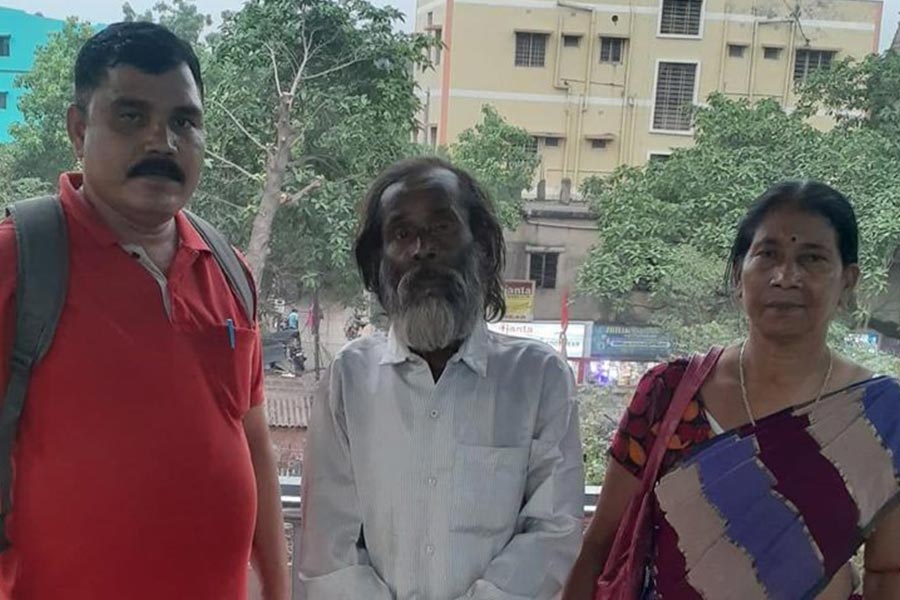 Police staff of Bankura Sukumar Upadhyay helped a man to get back his family