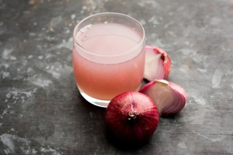 How can onion juice improve hair growth