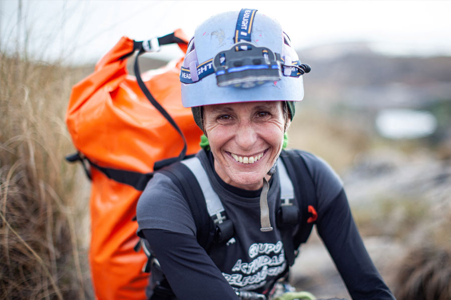 ন্যূনতম সুযোগ-সুবিধা ছাড়া কেউ কখনও একটানা ৫০০ দিন একটি গুহার মধ্যে স্বেচ্ছায় কাটাতে পারবে? সেই নজিরই গড়েছেন পেশায় ‘এক্সট্রিম অ্যাথলিট’ বিট্রিজ ফ্ল্যামিনি। প্রায় দেড় বছর একটি গুহার অন্দরে কাটিয়ে বাইরে বেরিয়েছেন স্পেনের এই ক্রীড়াবিদ।