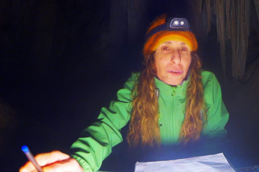 ফ্ল্যামিনি ২০২১-এর ২১ নভেম্বর স্পেনের গ্রানাডা গুহায় প্রবেশ করেছিলেন। আর তিনি যখন গুহার বাইরে এলেন, তখন সময়ের খাত দিয়ে অনেক জল বয়ে গিয়েছে।