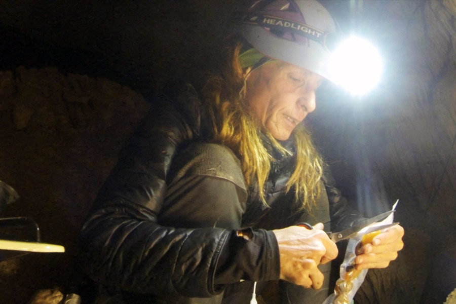 ফ্ল্যামিনি যখন গুহায় প্রবেশ করেন, তখনও রাশিয়া এবং ইউক্রেনের যুদ্ধ শুরু হয়নি। মারা যাননি ইংল্যান্ডের রানি দ্বিতীয় এলিজাবেথ। কিন্তু তিনি যখন বেরোলেন তখন পরিস্থিতিতে অনেক বদল এসেছে।