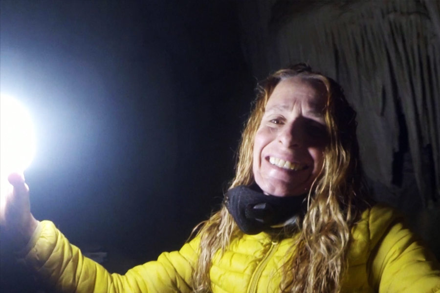 ফ্ল্যামিনির যখন ৪৮ বছর বয়স, তখন তিনি ওই গুহায় প্রবেশ করেছিলেন। ৭০ মিটার গভীর গুহায় দু’বছর একা একাই জন্মদিন পালন করেন তিনি।