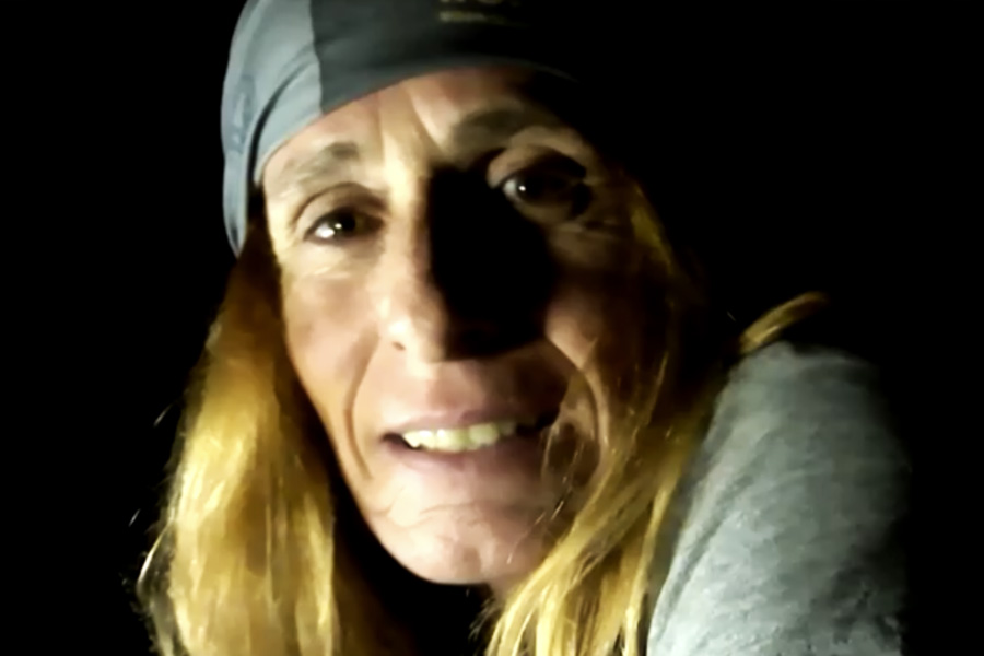 গুহার ভিতরে দু’বছর ব্যায়াম করে, ছবি এঁকে, বই পড়ে এবং উল বুনে দিন কাটান ফ্ল্যামিনি। তাঁর সহায়ক দলের তথ্য অনুযায়ী, এই দু’বছরে তিনি মোট ৬০টি বই পড়ে শেষ করেন। জল পান করেন প্রায় হাজার লিটার।