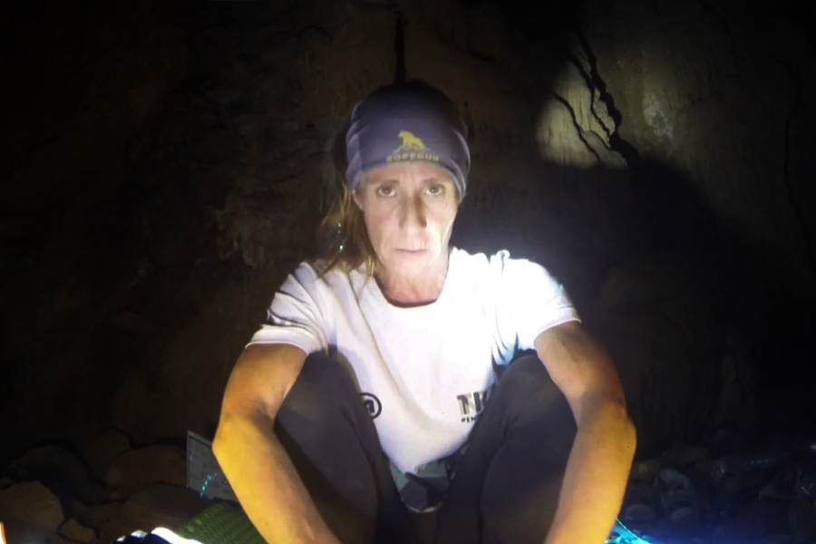 গুহার ভিতরে, ফ্ল্যামিনিকে এক দল মনোবিজ্ঞানী, গবেষক এবং গুহা বিশেষজ্ঞ দু’বছর ধরে প্রতিনিয়ত নজর রাখছিলেন। তবে এক বারের জন্যও তাঁরা ফ্ল্যামিনির সঙ্গে যোগাযোগ করেননি।