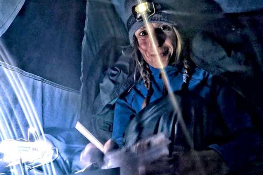 সম্প্রতি আট দিনের জন্য গুহা থেকে বেরিয়ে এসেছেন ফ্ল্যামিনি। অডিয়ো এবং ভিডিয়োবার্তা পাঠাতে ব্যবহৃত যন্ত্র বিকল হয়ে যাওয়ার কারণেই তিনি বাইরে বেরোতে বাধ্য হয়েছেন বলে জানিয়েছেন।